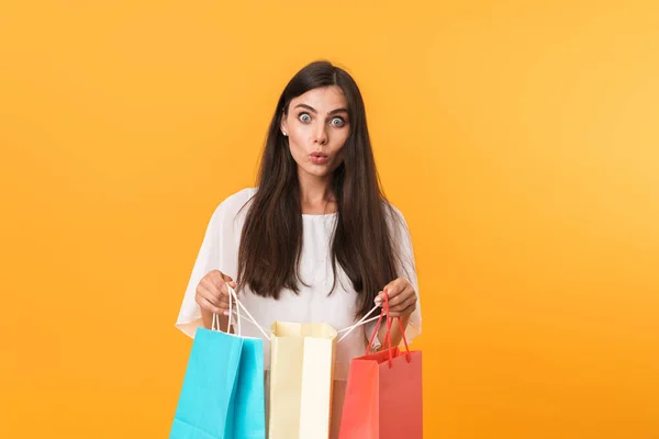 Retrato de mulher shopaholic surpreso vestindo vestido perguntando w — Fotografia de Stock