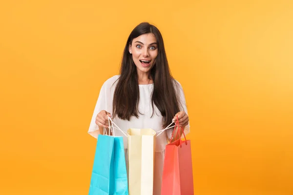 Retrato de encantadora mulher shopaholic vestindo vestido sorrindo enquanto — Fotografia de Stock