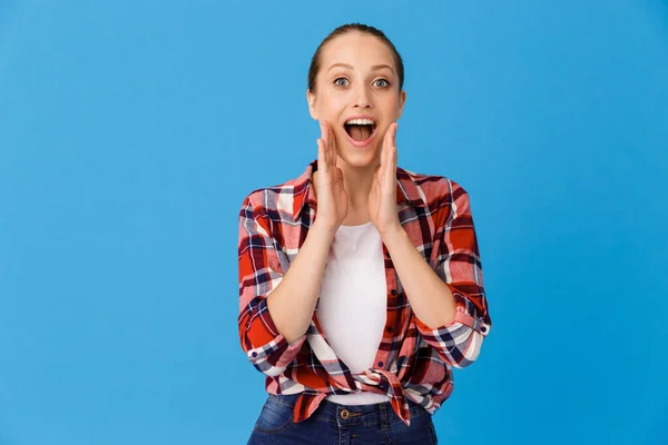 Imagem closeup de feliz jovem mulher vestindo casual xadrez camisa sm — Fotografia de Stock