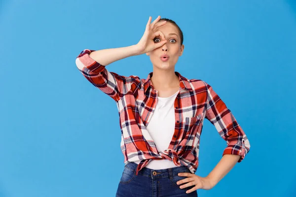 Immagine primo piano della giovane donna caucasica vestita con shir casuale a quadri — Foto Stock