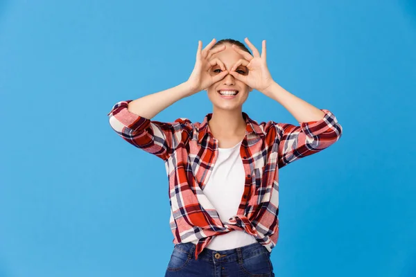 Afbeelding close-up van grappige jonge vrouw dragen casual geruite shirt sm — Stockfoto