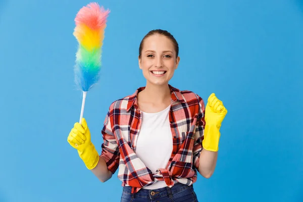 Retrato de dona de casa feliz usando luvas de borracha amarela segurando — Fotografia de Stock