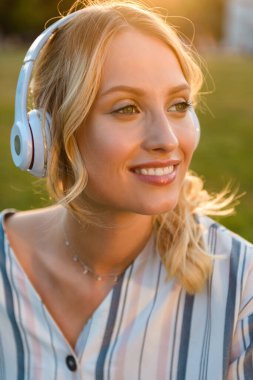 Sarışın, güzel bir kızın yaklaşması rahatlatıcı.