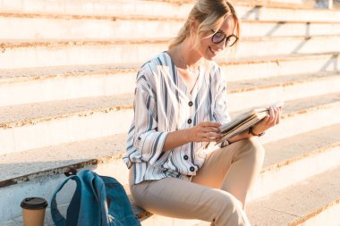 genç kadının okuma kitabı gülümseyen