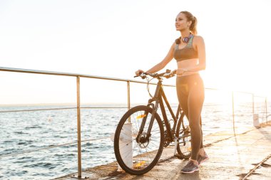 Bisikletli genç ve güzel bir kadın.