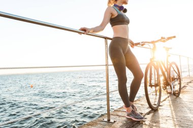 Bisikletli genç ve güzel bir kadın.