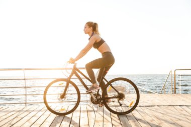 Bisikletli genç ve güzel bir kadın.