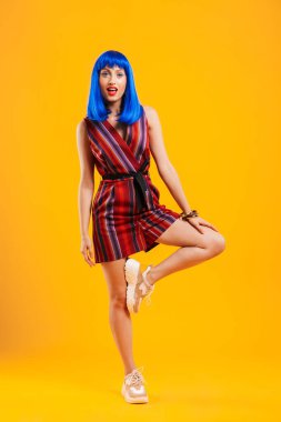 Mavi saçlı çekici bir genç kızın portresi.