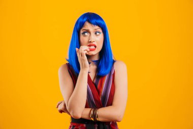 Mavi saçlı çekici bir genç kızın portresi.