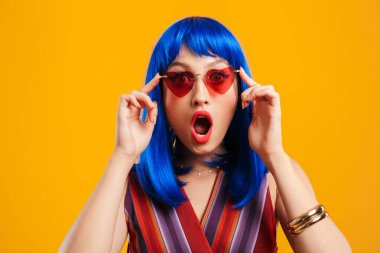 Mavi saçlı çekici bir genç kızın portresi.