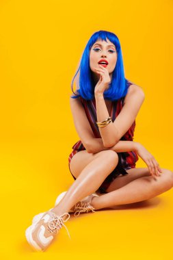 Mavi saçlı çekici bir genç kızın portresi.