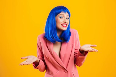 Mavi saçlı çekici bir genç kızın portresi.