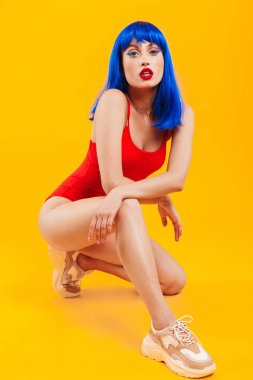 Mavi saçlı, çekici, funky bir kızın portresi.