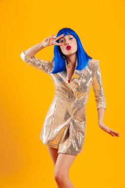 mavi saçlı güzel bir genç kadının portresi