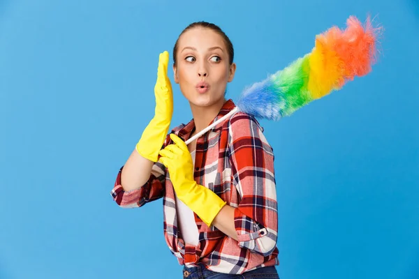 Retrato de bela dona de casa usando luvas de borracha amarela hol — Fotografia de Stock