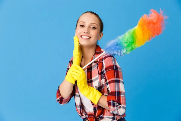 Retrato de dona de casa otimista usando luvas de borracha amarela ho — Fotografia de Stock