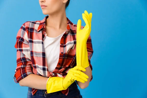 Gesneden portret van jonge huisvrouw met gele rubberen handschoenen — Stockfoto