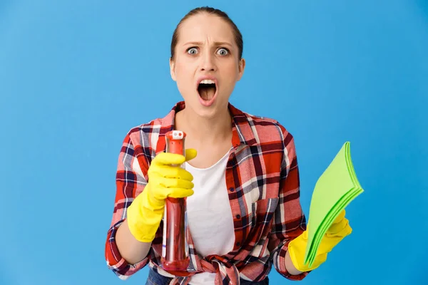 Portret van opgewonden huisvrouw in geel rubber handschoenen houden de — Stockfoto