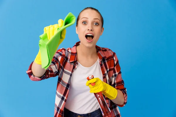 Portret van brunette huisvrouw in geel rubber handschoenen houden d — Stockfoto