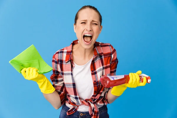 Portret van gefrustreerde huisvrouw in gele rubberen handschoenen met — Stockfoto