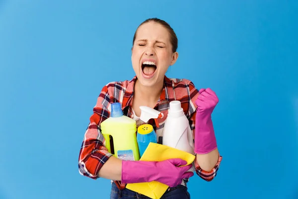 Retrato de dona de casa emocional em luvas de borracha segurando deterge — Fotografia de Stock