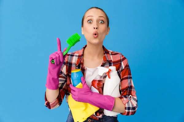 Retrato de dona de casa feliz em luvas de borracha segurando detergente b — Fotografia de Stock