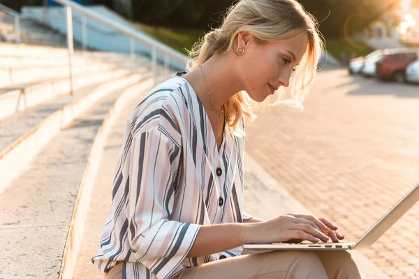 可爱的金发女人用笔记本电脑 — 图库照片