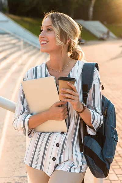 Tacksam ung blond flicka som bär ryggsäck — Stockfoto