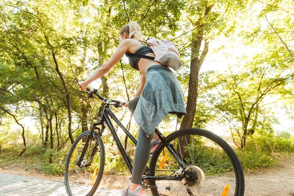 Vrolijk jong fitness meisje dragen rugzak — Stockfoto