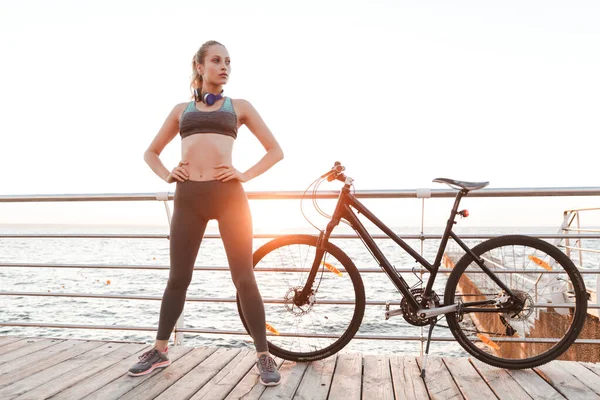 Vacker ung fitness kvinna cyklist — Stockfoto