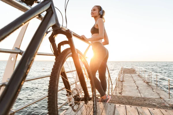 Hermosa joven ciclista fitness mujer que lleva — Foto de Stock