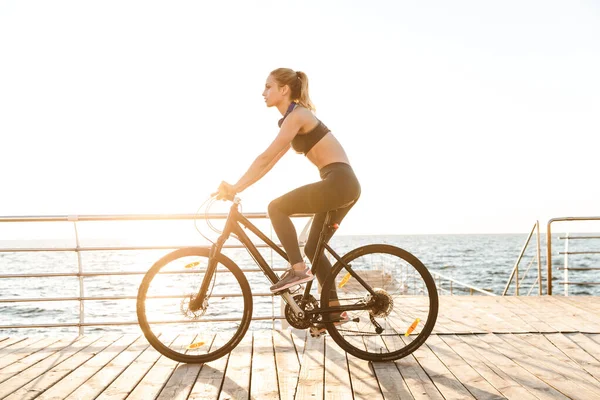 Bisikletli genç ve güzel bir kadın.