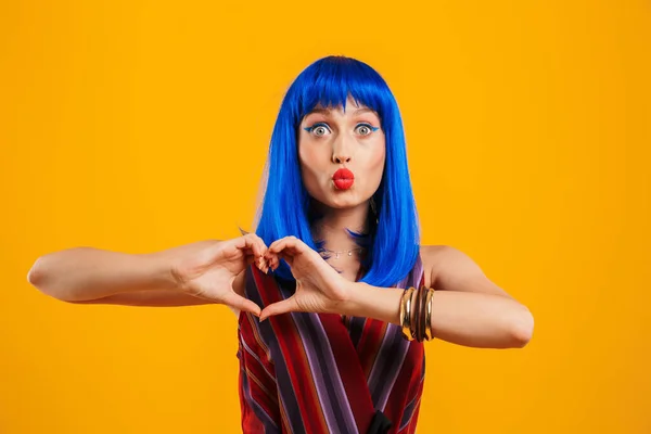 Porträtt av en attraktiv funky ung flicka med blått hår — Stockfoto