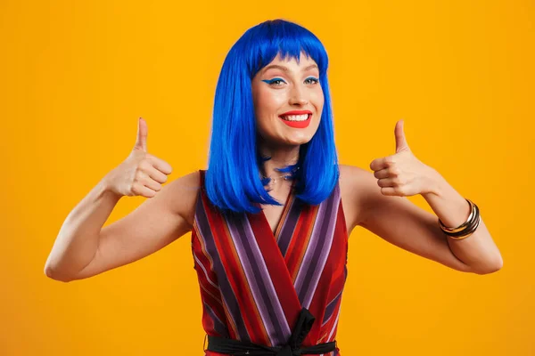 Portrét atraktivní funky mladé dívky s modrými vlasy — Stock fotografie