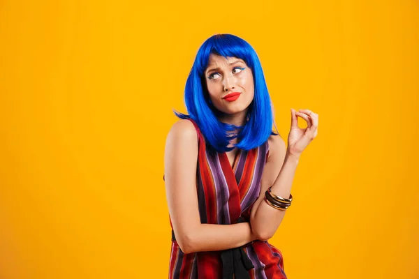 Retrato de una atractiva joven funky con el pelo azul — Foto de Stock