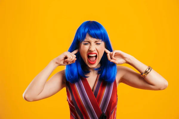 Retrato de uma jovem atraente funky com cabelo azul — Fotografia de Stock