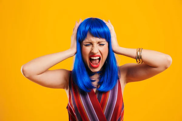 Retrato de uma jovem atraente funky com cabelo azul — Fotografia de Stock