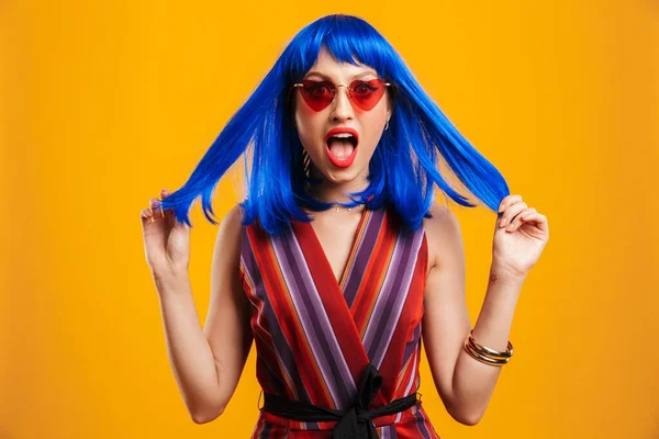 Porträtt av söt chockad kvinna bär blå peruk och solglasögon tittar på kameran och skriker — Stockfoto