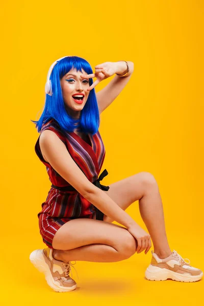 Porträtt av en attraktiv funky ung flicka med blått hår — Stockfoto