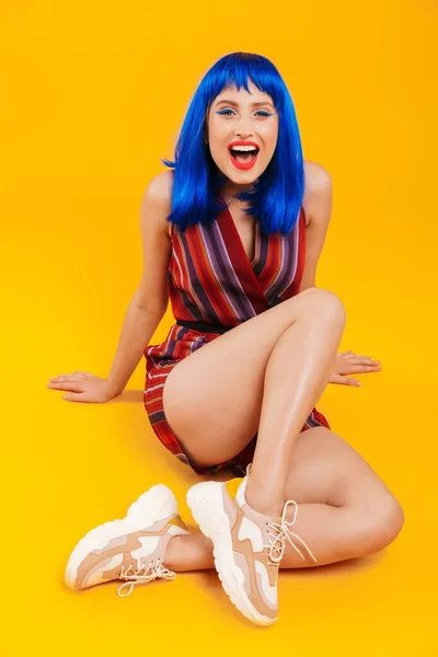 Retrato de una atractiva joven funky con el pelo azul —  Fotos de Stock