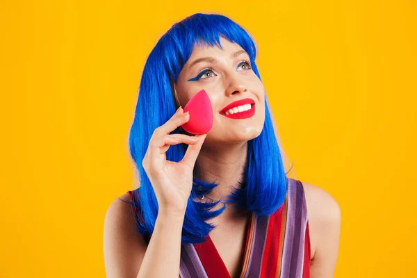 Πορτρέτο ενός ελκυστικού funky νεαρή κοπέλα με μπλε μαλλιά — Φωτογραφία Αρχείου