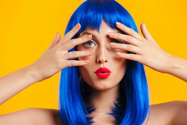 Porträtt närbild av förförisk vacker kvinna bär blå peruk tittar på kameran och täcker hennes ansikte — Stockfoto