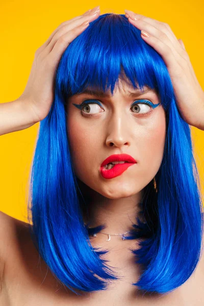 Porträtt närbild av rädd söt kvinna bär blå peruk tittar åt sidan och ta hennes huvud — Stockfoto