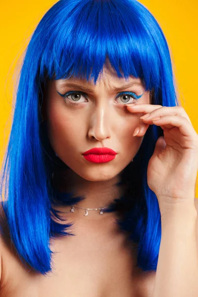 Retrato close-up de mulher bonita infeliz vestindo peruca azul olhando para a câmera e chorando — Fotografia de Stock