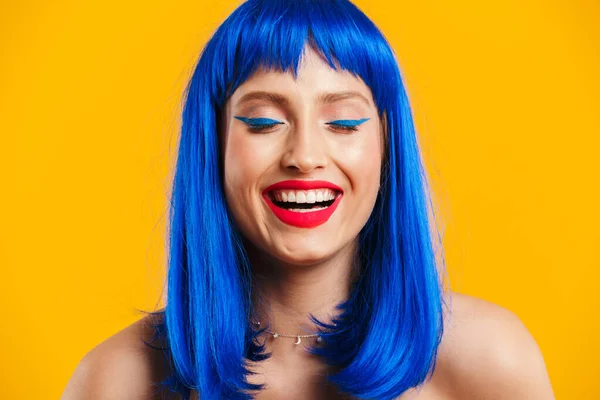 Portret z bliska wesołej, miłej kobiety w niebieskiej peruce śmiejącej się z zamkniętymi oczami — Zdjęcie stockowe