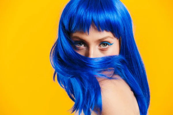 Portret zbliżenie uwodzicielski miły kobieta noszenie niebieska peruka patrząc i ustawienie przed kamerą — Zdjęcie stockowe