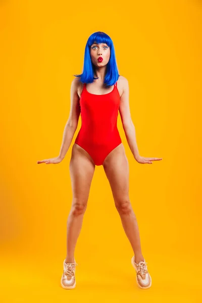 Retrato de uma jovem garota atraente funky com cabelo azul — Fotografia de Stock