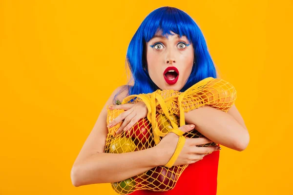 Porträtt av en attraktiv ung funkig flicka med blått hår — Stockfoto