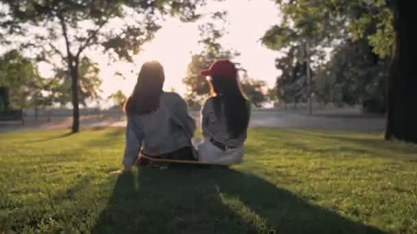 Widok Tyłu Młodych Dziewczyn Przyjaciół Odpoczywających Przybijających Sobie Piątkę Siedząc — Wideo stockowe