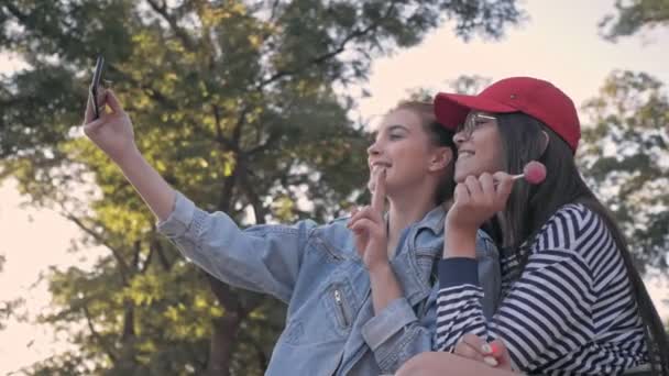 Bonito Meninas Alegres Amigos Gesticulando Sorrindo Fazer Foto Selfie Smartphone — Vídeo de Stock